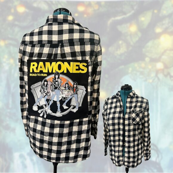 Ramones on Old Navy sz L - Picture 1 of 2
